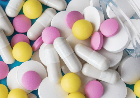 Ученый назвал лекарства, которые не стоит принимать вместе с алкоголем