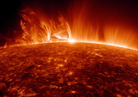 Солнце встретило тремя вспышками последний понедельник 2025-го