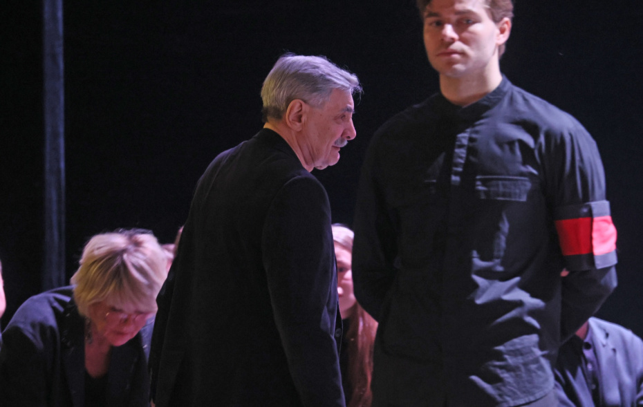 Актер Александр Панкратов-Черный на прощании с актрисой Верой Алентовой в Московском драматическом театре имени А. С. Пушкина