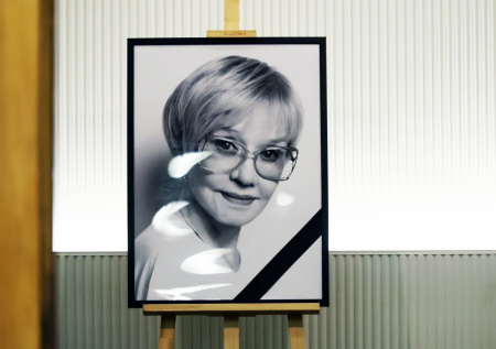 Слезы Меньшовой, венки от Путина, гроб в цветах: фото прощания с Алентовой