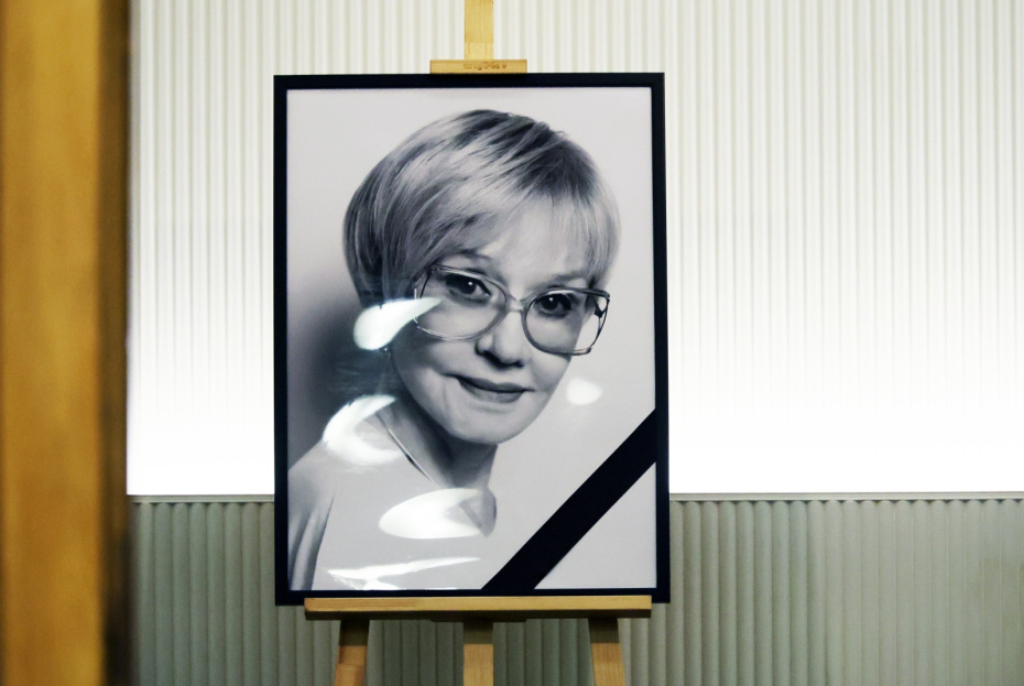 Портрет актрисы Веры Алентовой в холле театра имени А. С. Пушкина