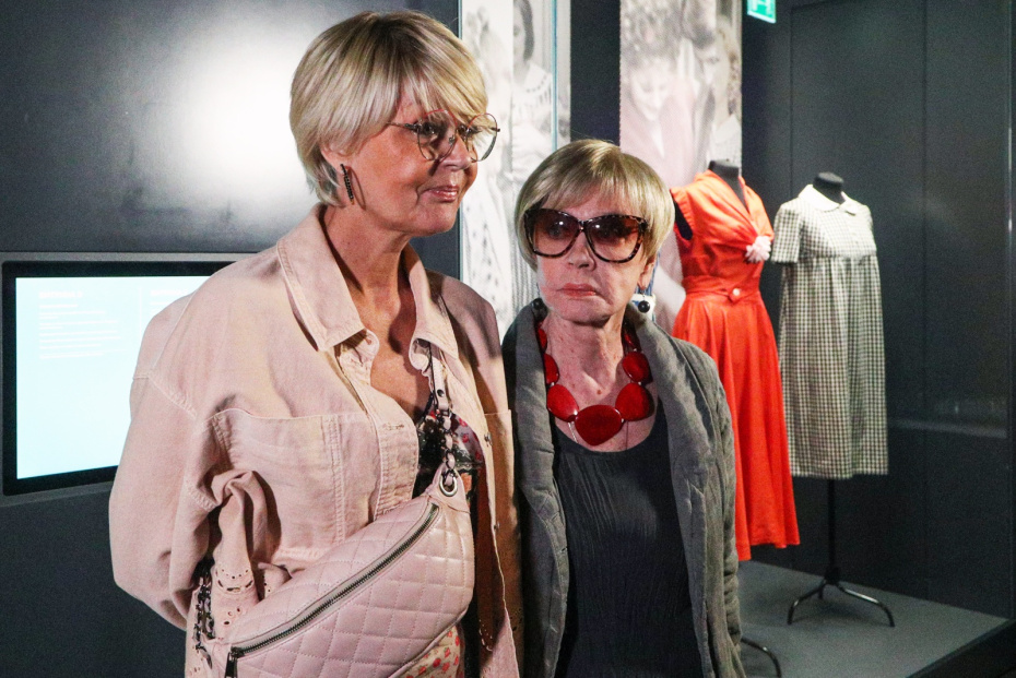 Актриса Вера Алентова с дочерью, ведущей Юлией Меньшовой, на предпоказе выставки «Меньшов/Москва — 85/45»