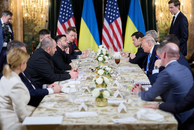 Дональд Трамп и Владимир Зеленский во время встречи в клубе Мар-а-Лаго