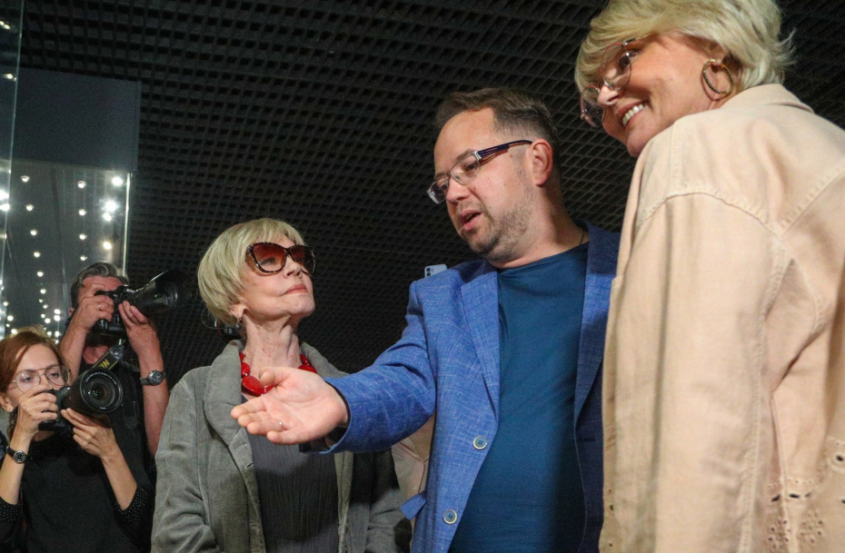 Вера Алентова, Юлия Меньшова и руководитель выставочных проектов парка «Зарядье» Дмитрий Шишкин