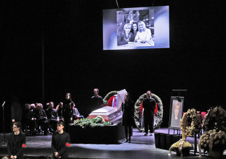 Путин прислал два венка на прощание с Алентовой