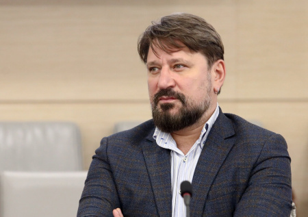 Экранный комик — домашний тиран? Что происходит в семье Виктора Логинова