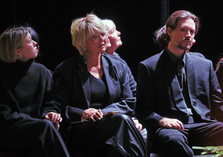 Опубликованы фото с убитыми горем Меньшовой и Гординым у гроба Алентовой