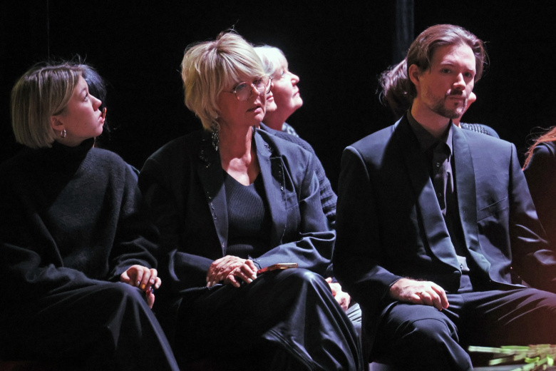 Телеведущая Юлия Меньшова и ее дети принимают соболезнования в  театре Пушкина в Москве