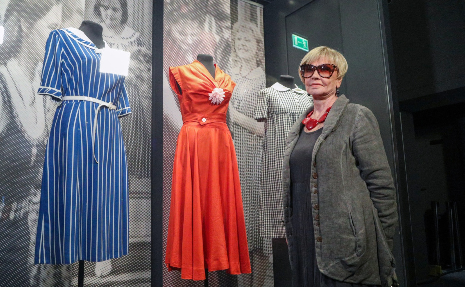Актриса Вера Алентова возле костюмов героинь фильма «Москва слезам не верит»