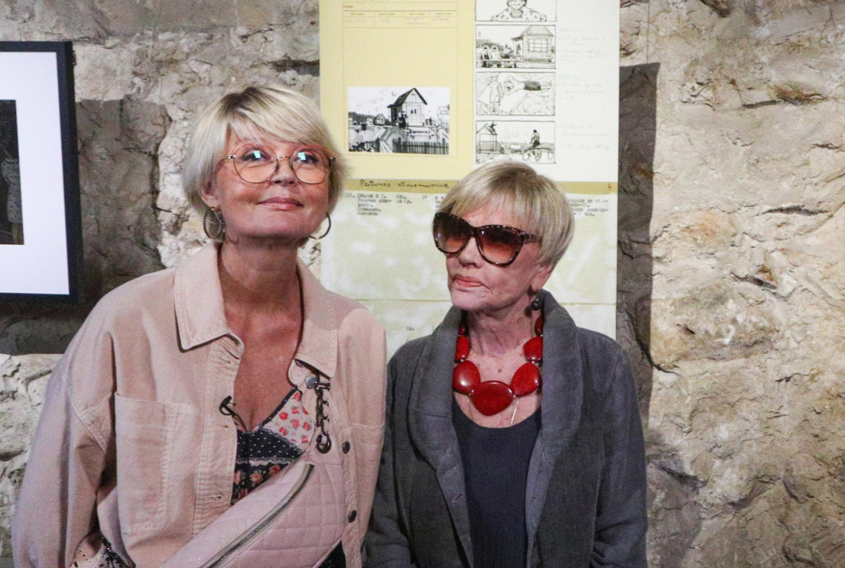 Актриса Вера Алентова с дочерью, ведущей Юлией Меньшовой, на предпоказе выставки «Меньшов/Москва — 85/45»