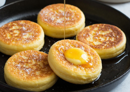 Творог, яйцо и ванильный сахар. Вместо запеканки жарю золотистые коржики и поливаю медом, на вкус — небо и земля