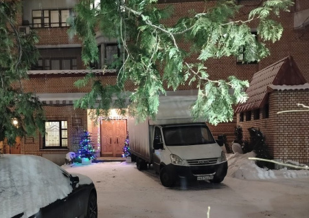 Появилось видео второго заезда грузчиков за вещами Долиной