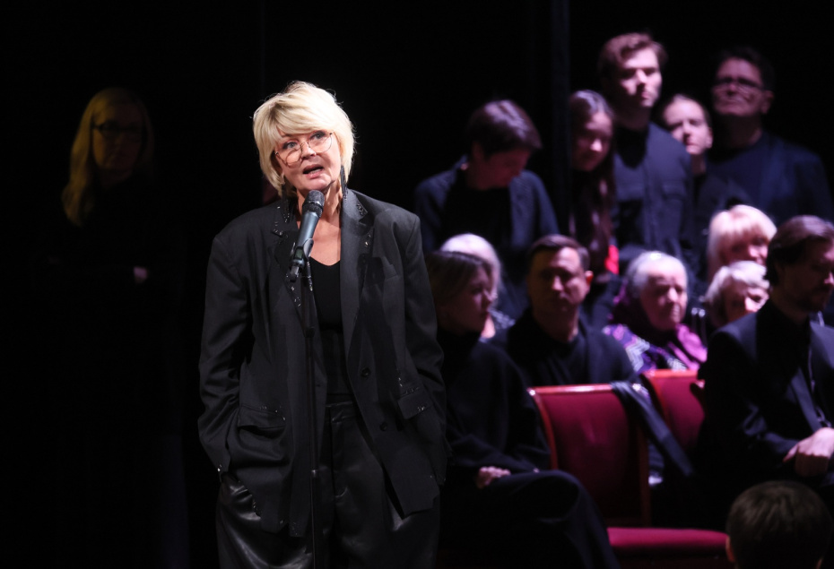 Дочь Веры Алентовой, журналист, телеведущая Юлия Меньшова на церемонии прощания