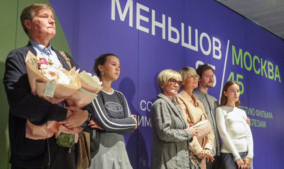 Актриса Вера Алентова с дочерью, ведущей Юлией Меньшовой, на предпоказе выставки «Меньшов/Москва — 85/45»