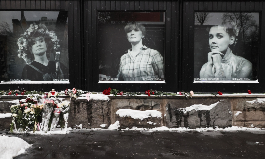 Цветы в память об актрисе Вере Алентовой у театра имени Пушкина