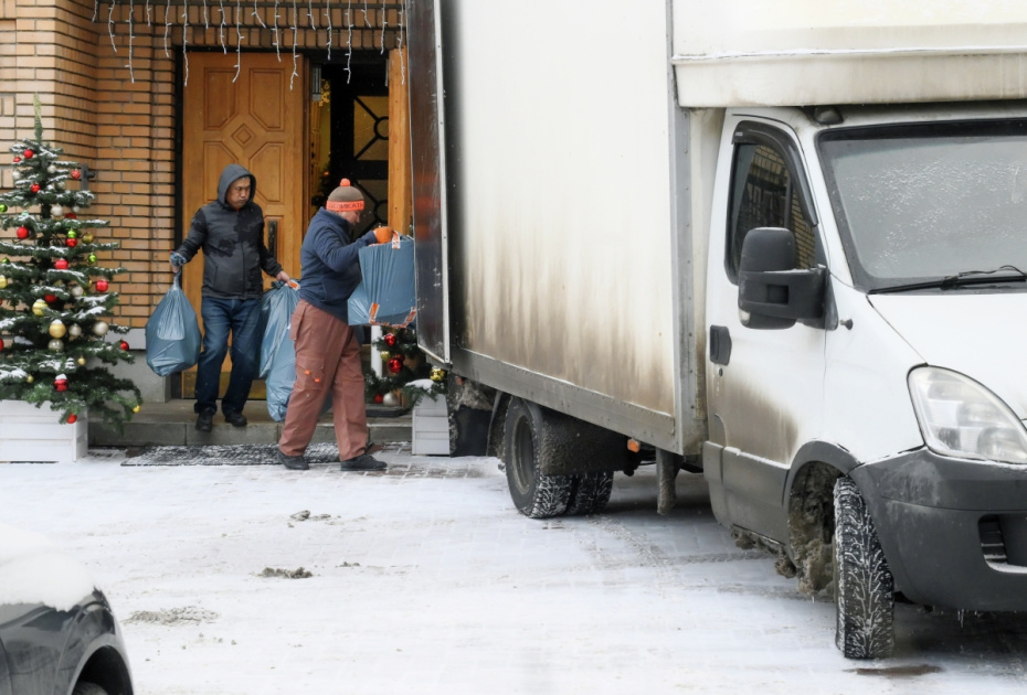 Предположительно, перевозка вещей певицы Ларисы Долиной из ее бывшей квартиры в Хамовниках после решения суда о выселении. Верховный суд закрепил право собственности на квартиру за Полиной Лурье