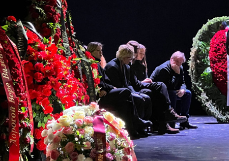 Меньшова с супругом у гроба Алентовой попали на фото