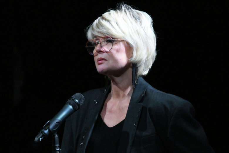 Дочь народной артистки России Веры Алентовой актриса Юлия Меньшова на церемонии прощания в Московском драматическом театре имени А. С. Пушкина