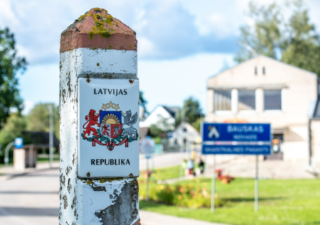Латвия достроила «железный занавес» с Россией