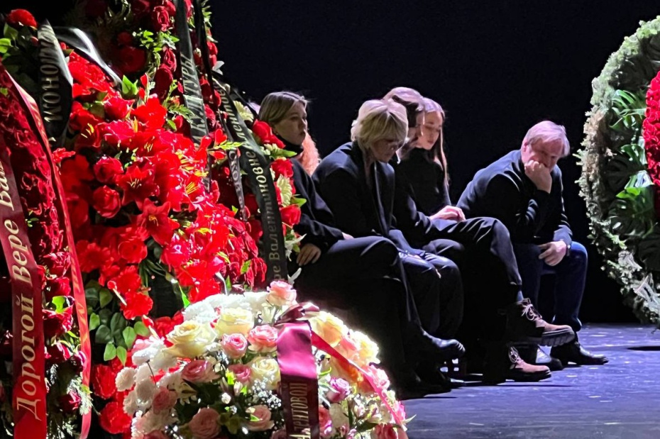 Телеведущая Юлия Меньшова и ее супруг, актер театра и кино Игорь Гордин принимают соболезнования в театре имени Пушкина в Москве