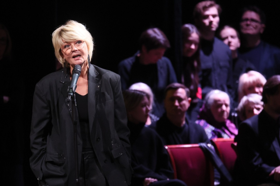 Дочь Веры Алентовой, журналист, телеведущая Юлия Меньшова на церемонии прощания