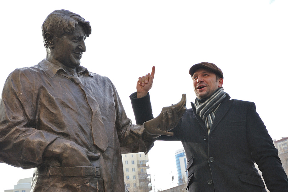 Актер Виктор Логинов на открытии памятника герою сериала «Счастливы вместе» Гене Букину в Екатеринбурге, 2011 год