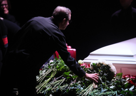 Утопающий в цветах белоснежный гроб с Алентовой попал на видео