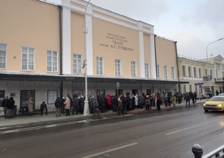 Десятки людей собрались в очередь у Театра Пушкина для прощания с Алентовой
