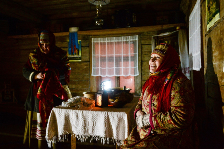 Женщины на праздничной этнографической программе «Васильев вечер» в музее народного деревянного зодчества «Витославлицы» в Великом Новгороде