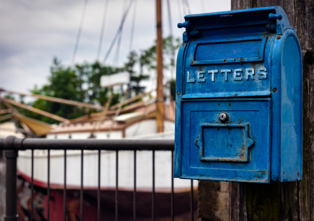 Всадник на лошади снес почтовый ящик и шокировал семью