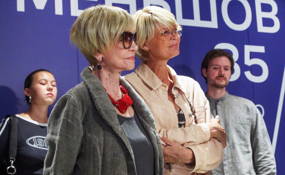 Актриса Вера Алентова с дочерью, ведущей Юлией Меньшово,йна предпоказе выставки «Меньшов/Москва — 85/45»