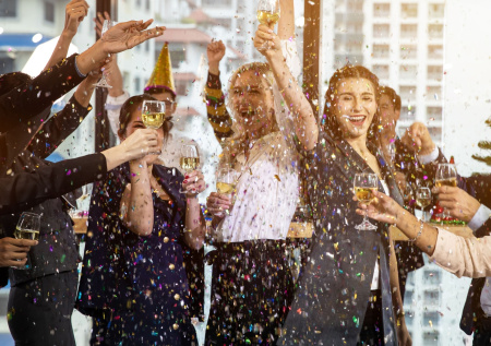 Психотерапевт рассказал, как отпраздновать Новый год на работе