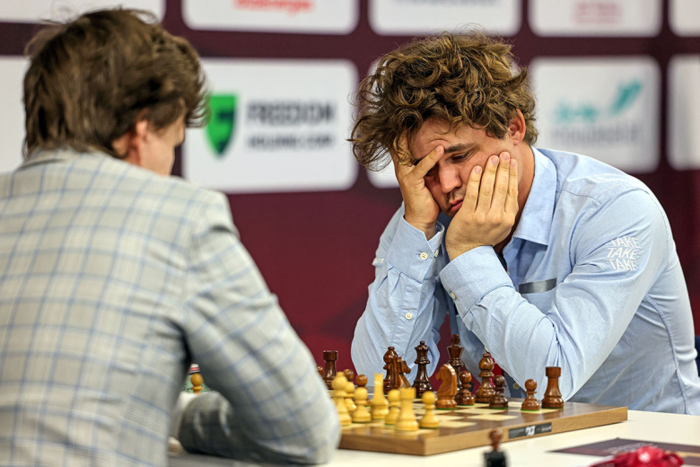 Магнус Карлсен во время шахматной партии с Владиславом Артемьевым на чемпионате мира по рапиду в Дохе