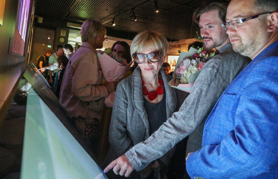 Вера Алентова и руководитель выставочных проектов парка «Зарядье» Дмитрий Шишкин