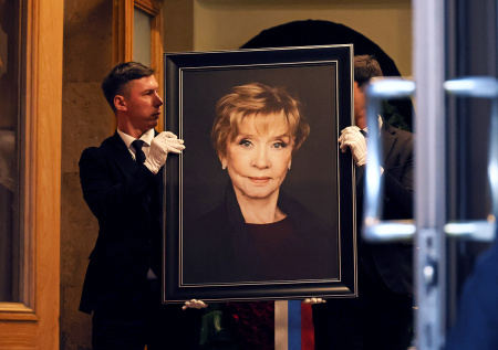 Стало известно, рядом с кем похоронили Алентову