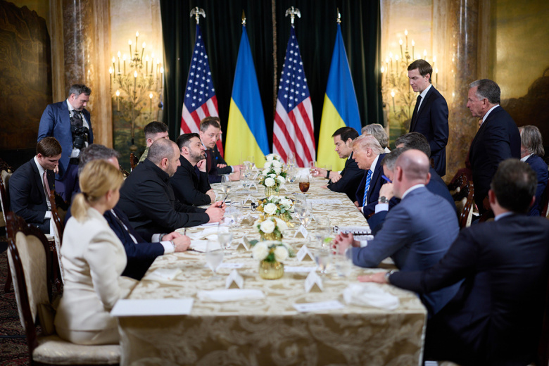 Президент США Дональд Трамп и президент Украины Владимир Зеленский во время встречи в клубе Мар-а-Лаго