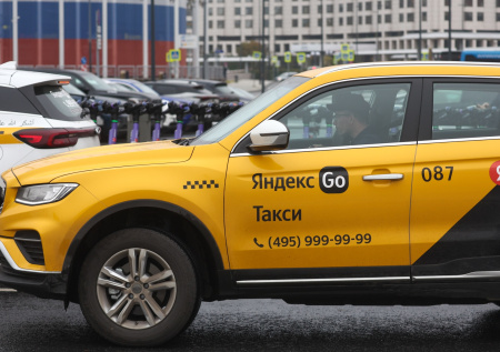 «Яндекс» назвал лучшее время для заказа такси в Новый год