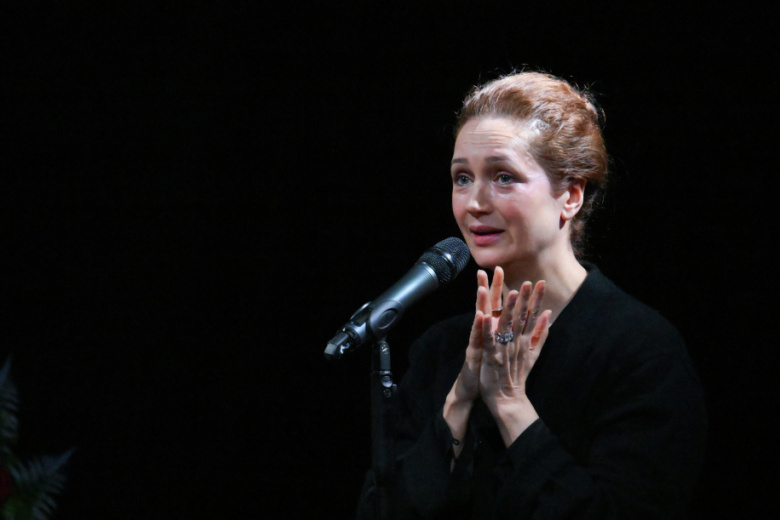 Актриса Виктория Исакова на церемонии прощания с народной артисткой России Верой Алентовой в Московском драматическом театре имени А.С. Пушкина