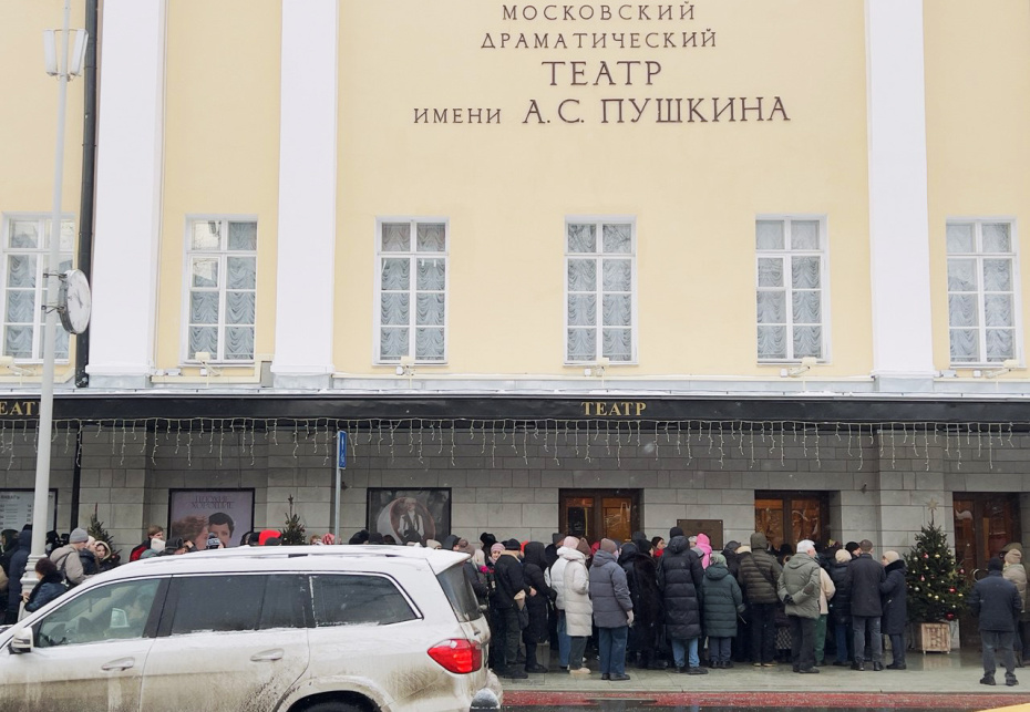 Люди возле театра им. А. С. Пушкина, пришедшие проститься с Верой Алентовой