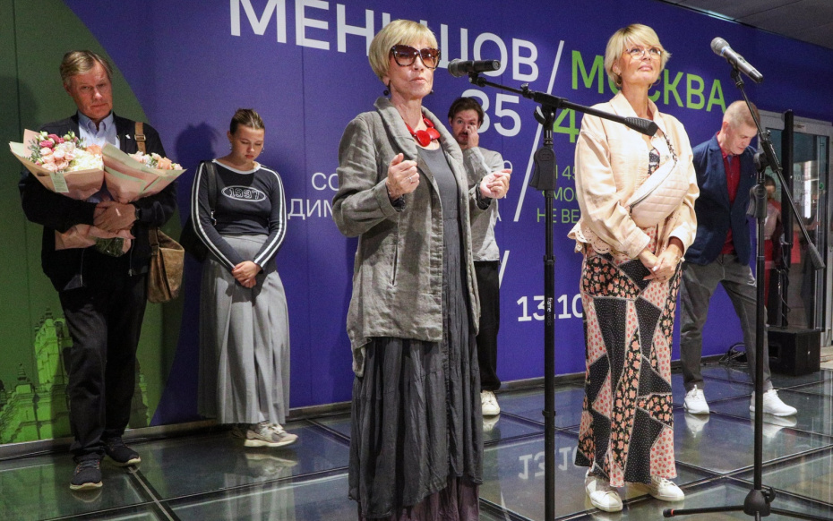 Актриса Вера Алентова с дочерью, ведущей Юлией Меньшовой, на предпоказе выставки «Меньшов/Москва — 85/45»
