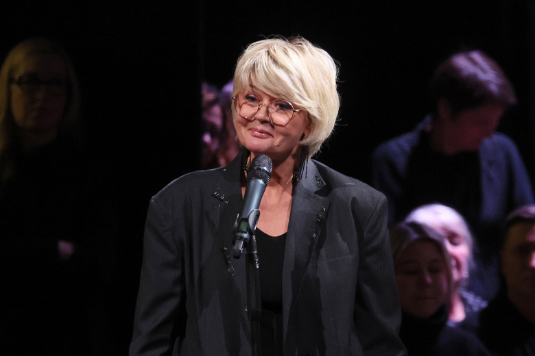 Дочь народной артистки России Веры Алентовой, актриса Юлия Меньшова на церемонии прощания в Московском драматическом театре имени А.С. Пушкина