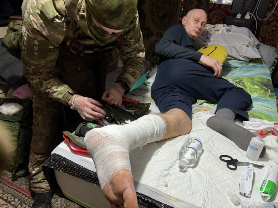 Военнослужащий Вооруженных сил РФ оказывает медицинскую помощь местному жителю в Красноармейске