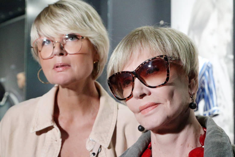 Актриса Вера Алентова с дочерью, ведущей Юлией Меньшовой, на предпоказе выставки «Меньшов/Москва — 85/45»
