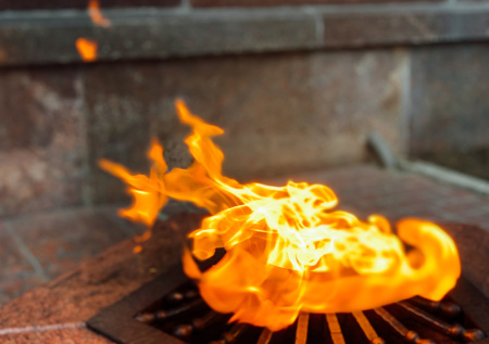 Рецидивист засыпал снегом Вечный огонь