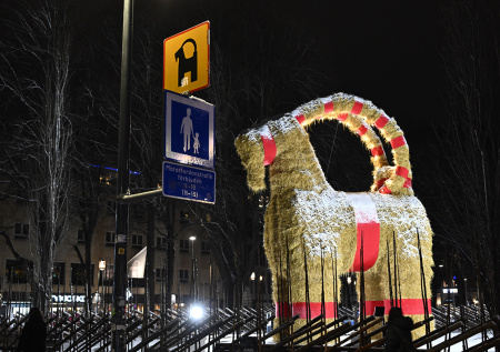 Ураган уничтожил традиционного рождественского козла в Швеции