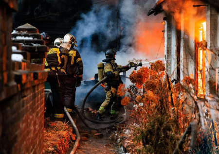 Исторический дом загорелся во Владивостоке
