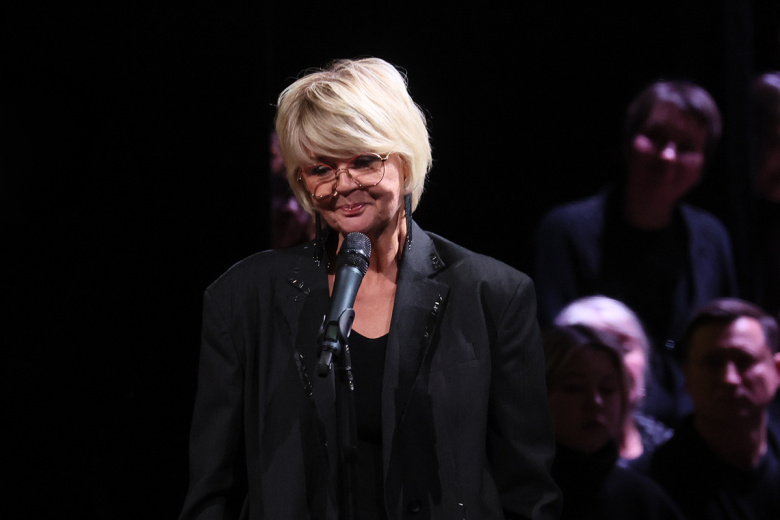 Дочь народной артистки России Веры Алентовой, актриса Юлия Меньшова на церемонии прощания в Московском драматическом театре имени А.С. Пушкина