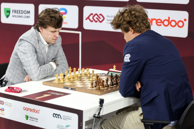 Владислав Артемьев и норвежский гроссмейстер мира Магнус Карлсен (слева направо) во время игры в седьмом туре на чемпионате мира по рапиду и блицу 2025 года