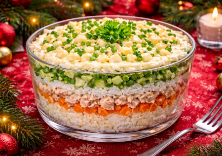 Беру баночку горбуши и рис — собираю хит: крутой салат, который в разы вкуснее «Мимозы»