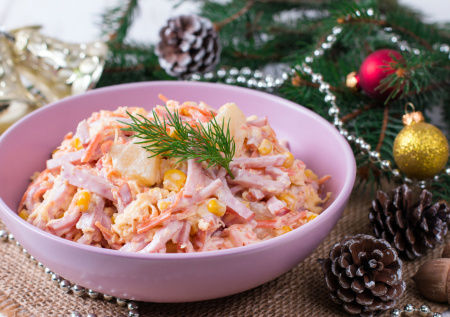 Диетолог рассказала, как избежать отравления новогодними салатами